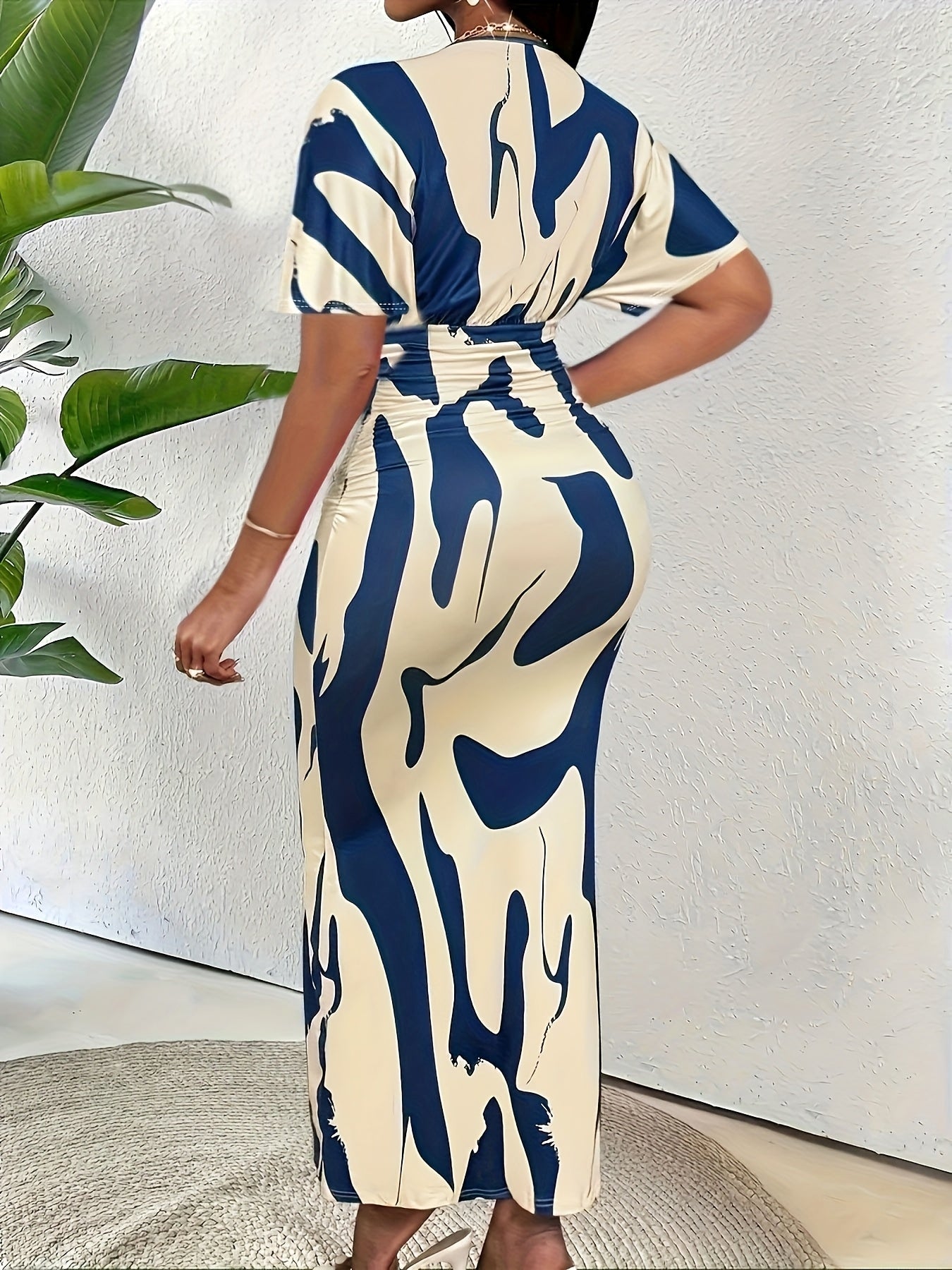 Plus Size Women's V-Neck Geometric Print Bodycon Dress - Stretchy Short Sleeve Summer Dress with Blue & White Abstract Pattern, Hand Wash Only for Casual & Semi-Formal Occasions, Casual Summer Dresses, Vacation Outfit, Flowy
