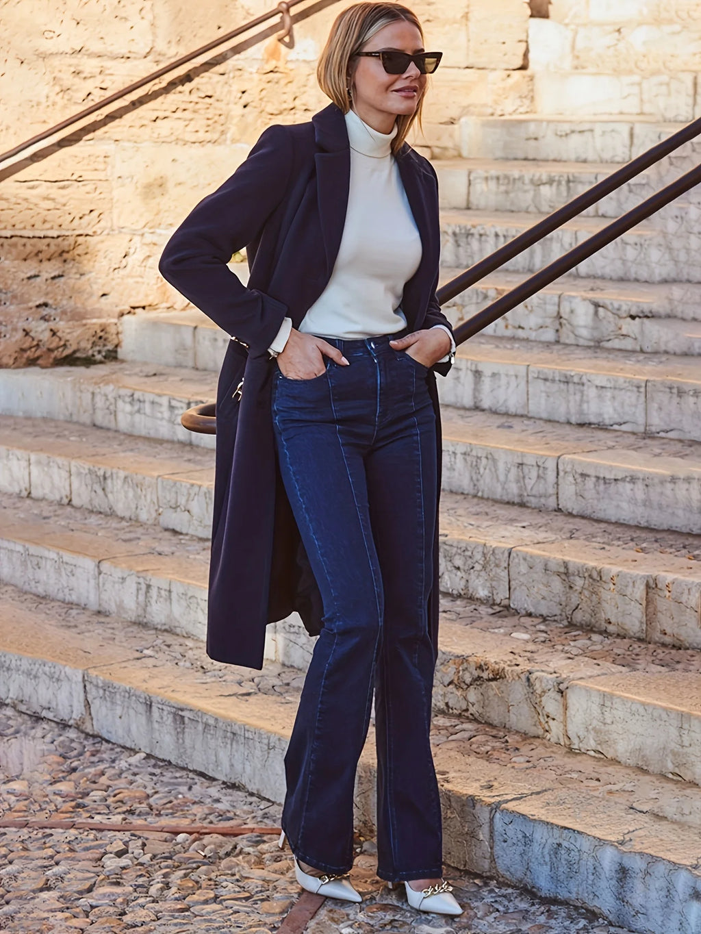 Ladies' blue flared jeans, casual and fashionable, comfortable, suitable for wear in all seasons.