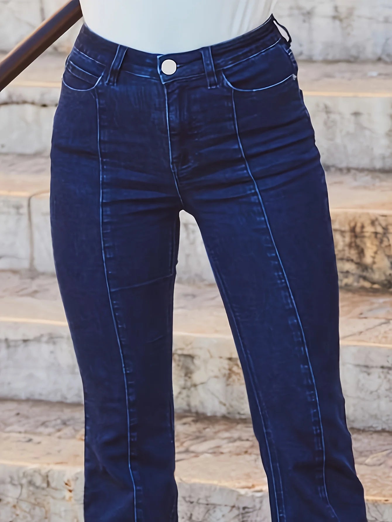 Ladies' blue flared jeans, casual and fashionable, comfortable, suitable for wear in all seasons.