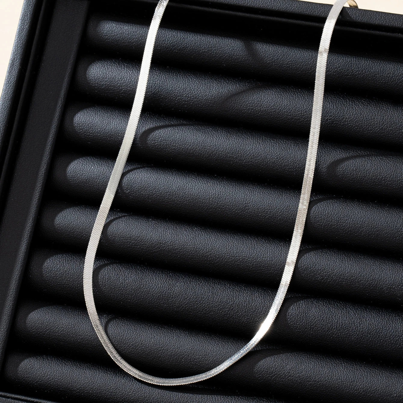 A Women's Chain Necklace, Minimalist Style High-End Versatile Metal Necklace, Suitable for Daily Wear and Vacation Wear