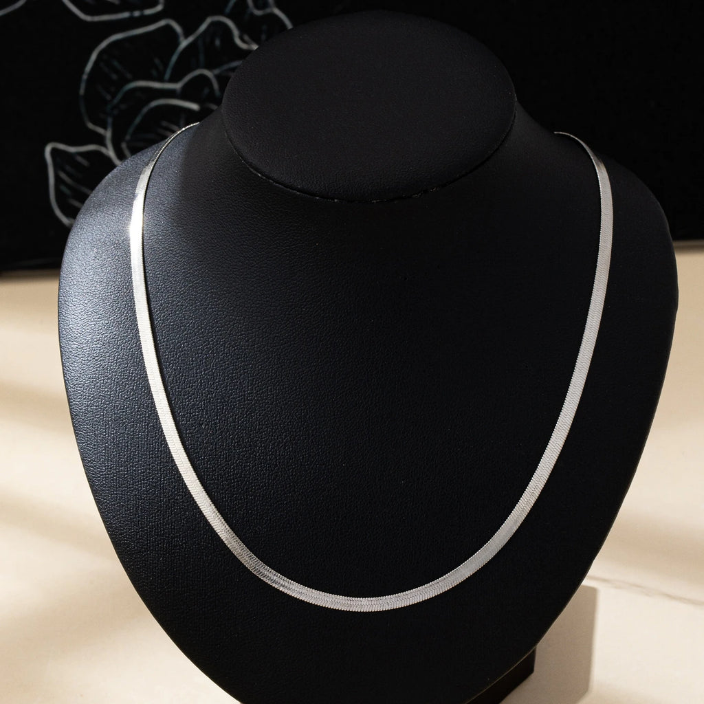 A Women's Chain Necklace, Minimalist Style High-End Versatile Metal Necklace, Suitable for Daily Wear and Vacation Wear