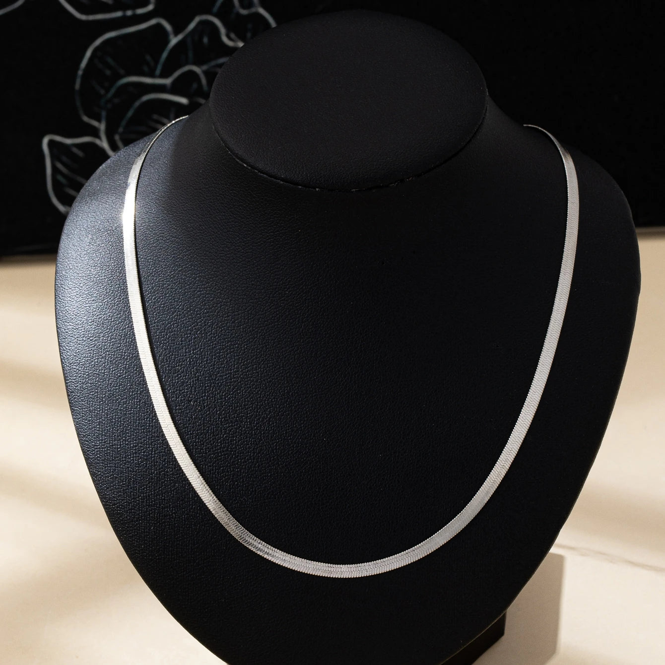 A Women's Chain Necklace, Minimalist Style High-End Versatile Metal Necklace, Suitable for Daily Wear and Vacation Wear