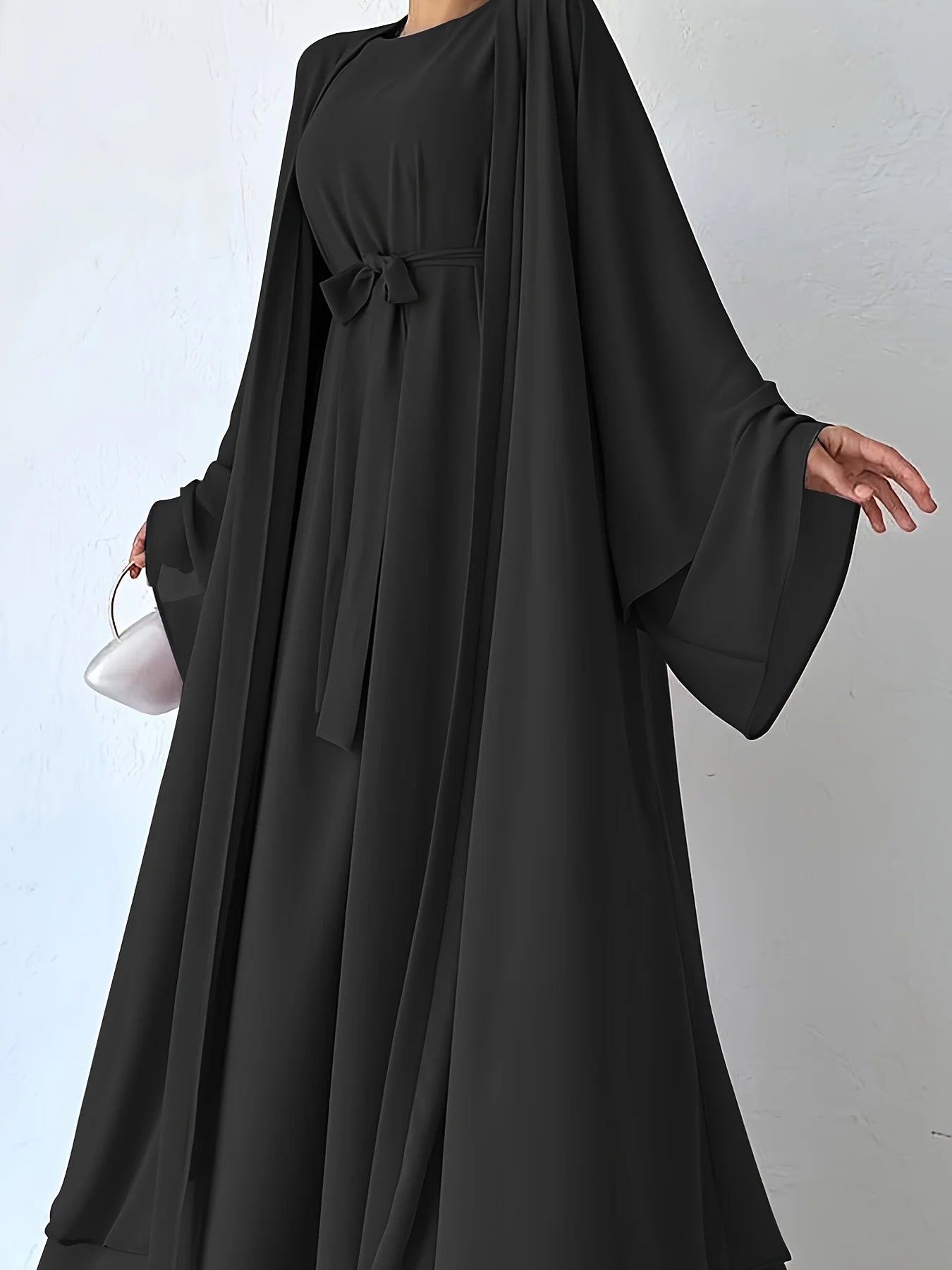 The simple and elegant Muslim robe, a two-piece outfit consisting of a vest and a wrap dress, includes a belt.