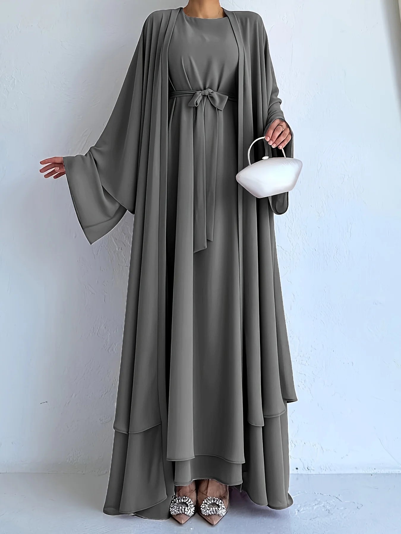 The simple and elegant Muslim robe, a two-piece outfit consisting of a vest and a wrap dress, includes a belt.