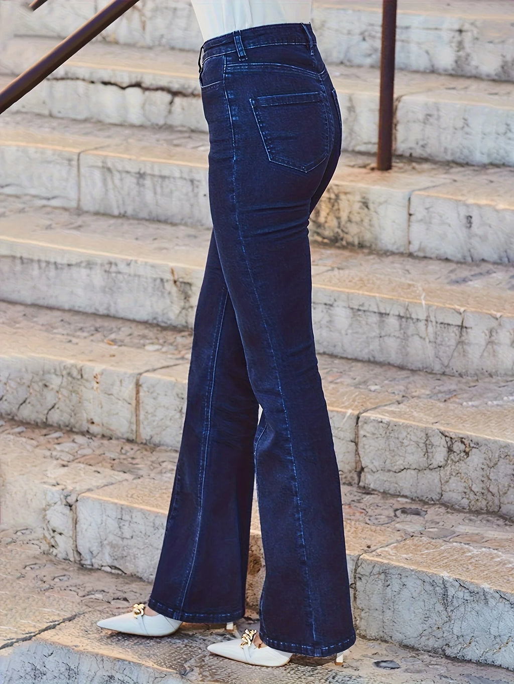 Ladies' blue flared jeans, casual and fashionable, comfortable, suitable for wear in all seasons.