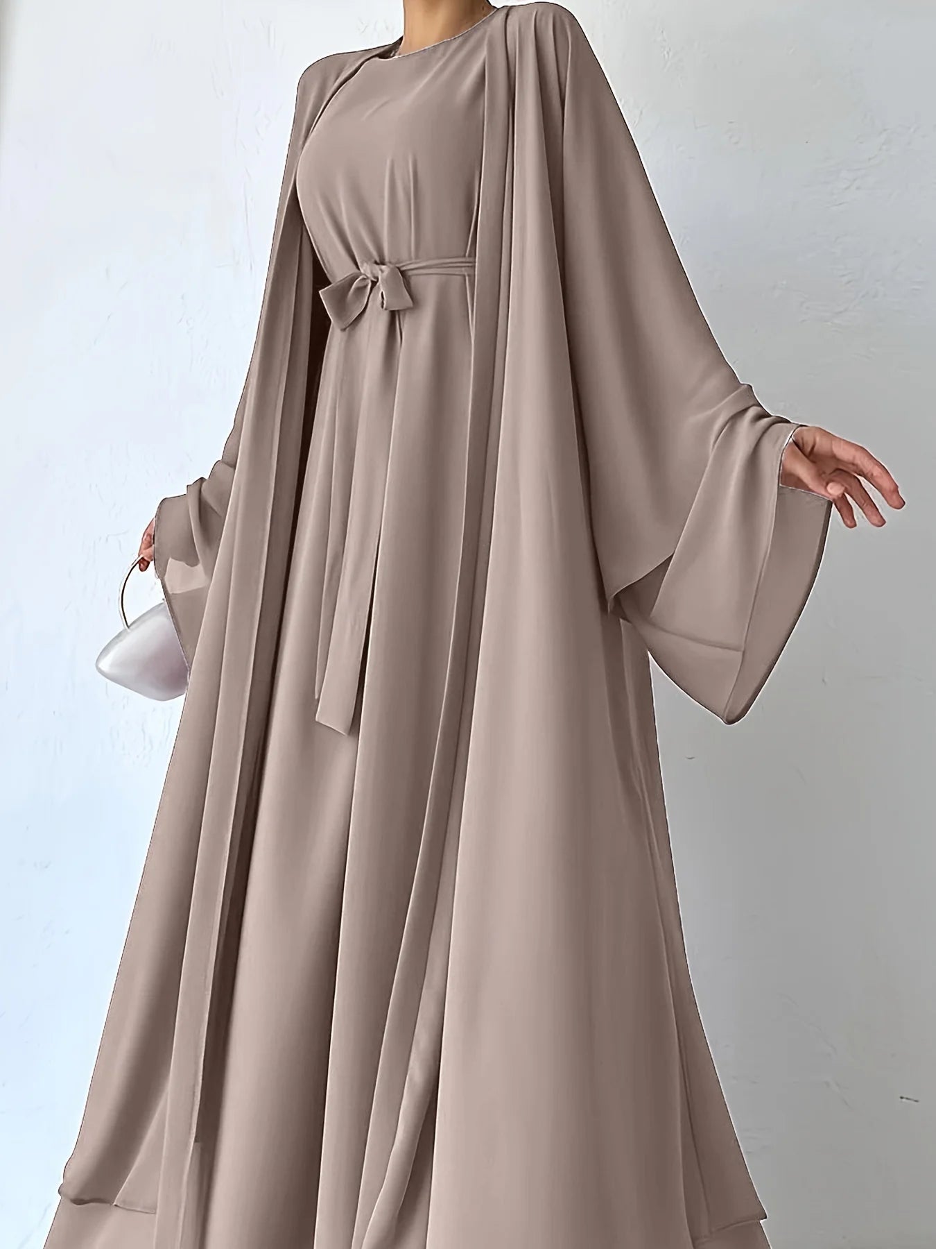 The simple and elegant Muslim robe, a two-piece outfit consisting of a vest and a wrap dress, includes a belt.